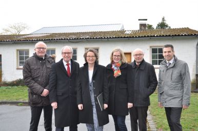 (v.l.n.r.) Herr Hoppe-Biermeyer (MdL), Herr Manfred Müller (Landrat Kreis Paderborn), Frau Ministerin Scharrenbach, Frau Kirsten John-Stucke (Museumsleiterin Kreismuseum Wewelsburg), Herr Karl-Hans Reelsen (Ortsheimatpfleger Wewelsburg), Herr Burkhard Schwuchow (Bürgermeister Stadt Büren)